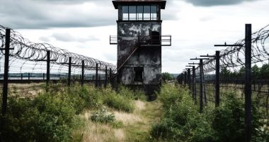 Stire din Eveniment : "Atac" la o unitate militară din Mangalia! Un bărbat drogat a aruncat cu pietre și a înjurat personalul