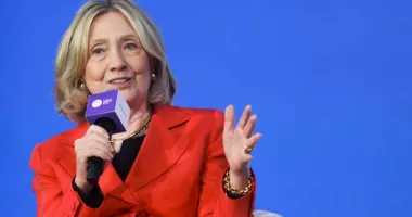 Stire din Actualitate : Cazul Epstein reaprinde disputa politică. Hillary Clinton îl provoacă pe Donald Trump