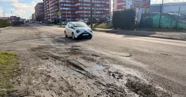 Stire din Social : Noroi până la gleznă și gropi pe strada Baba Novac. „Bătaie de joc pe banii noștri!”