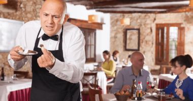 Stire din Social : Bacșișul, mai slab pe litoral! Vara în care turiștii au venit cu „arici“ în buzunar