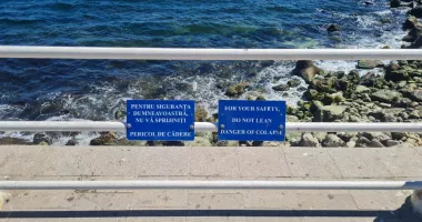 Pericol pentru turiști! Rugina a „mâncat” iar balustrada Falezei de la Cazino - 2
