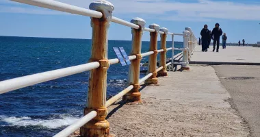 Stire din Social : Pericol pentru turiști! Rugina a „mâncat” iar balustrada Falezei de la Cazino