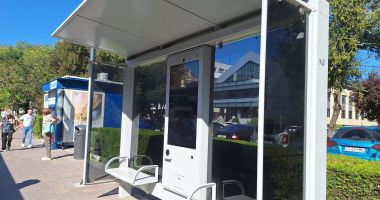 Băncile și stațiile de autobuz smart din oraș, prăfuite și pline de noroi! "Vrem să fim moderni, dar nu ne iese!" - 2