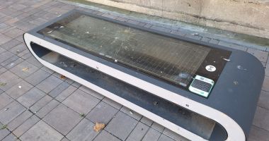 Băncile și stațiile de autobuz smart din oraș, prăfuite și pline de noroi! "Vrem să fim moderni, dar nu ne iese!" - 3