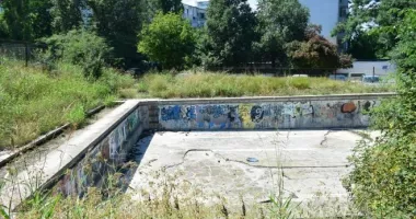 După 35 de ani de paragină, bazinul abandonat de la Liceul „George Călinescu” ar putea ajunge la CSM - 2