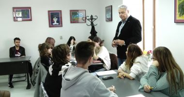Stire din Cultură-Educație : Istoricul Adrian Cioroianu, față-n față cu elevii constănțeni pasionați de benzi desenate