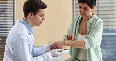 Stire din Sănătate : De ce nu vă mai puteți întinde degetele? Posibil să suferiți de boala Dupuytren