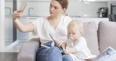 Stire din Social : Tensiuni între bone și părinți! Pe mâna cui lăsăm copilul? „M-a făcut cu ou și cu oțet!”