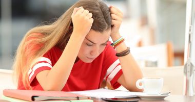 Stire din Cultură-Educație : Furia elevilor bursieri, dar și a părinților. ”O minciună politică cei 450 lei pentru merite la învățătură?”
