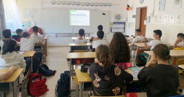 Stire din Cultură-Educație : Adio burse, bun venit criză! Elevii plătesc nota guvernului