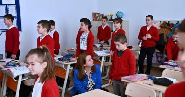 Stire din Cultură-Educație : Bucurie nemeritată pentru bursierii „rușinii”. Abia la anul se pune capăt aberației