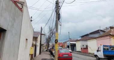Stire din Social : Cablurile căzute pe străzile din oraș dau bătăi de cap constănțenilor
