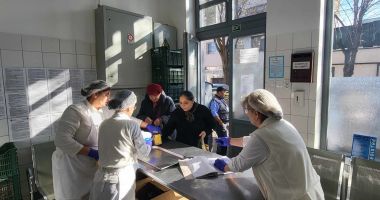 Colegi de suferință la cantina socială. Vă vine să credeți? Sunt oameni care trăiesc cu 22 de lei pe zi! - 2