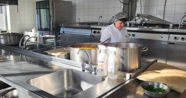 Colegi de suferință la cantina socială. Vă vine să credeți? Sunt oameni care trăiesc cu 22 de lei pe zi! - 5