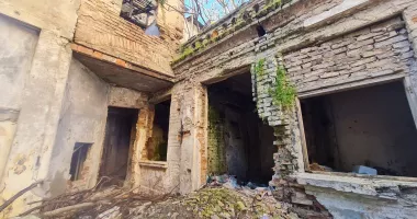 Stire din Social : Supraimpozitați, amendați, dar nepăsători! Case abandonate în centrul Constanței
