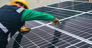 Stire din Economie : Guvernul s-a răzgândit. Nu mai taie banii pentru Casa Verde Fotovoltaice