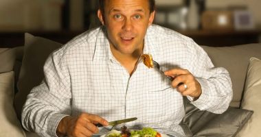 Stire din Sănătate : Pungile de sub ochi apar și din cauza alimentației deficitare