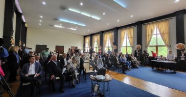 Stire din Politică-Administrație : O viață mai bună pentru elevi! 25 de microbuze electrice vor ajunge la unele școli din județ