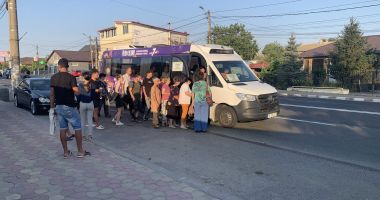 Stire din Politică-Administrație : Aglomeraţie de nedescris în microbuzele de pe ruta Tuzla-Constanţa. CJC reacţionează: „Vom aplica sancţiuni!”