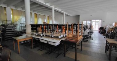 Promisiuni că Liceul "Tomis" va fi reabilitat după nouă decenii! "Ne-am săturat de mucegai şi degradare!" - 6