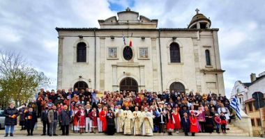 Stire din Cultură-Educație : Comunitatea Elenă "Elpis" recreează momentul istoric de la 23 noiembrie 1878