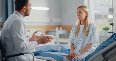 Stire din Social : Concediul medical, rescris. Prima zi nu mai este plătită, iar indemnizațiile scad