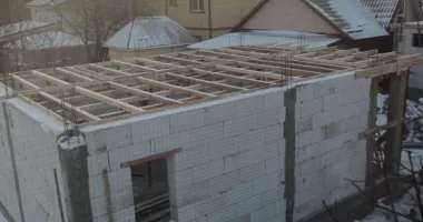 Stire din Social : Panică pe o stradă din Năvodari. Oamenii nu mai dorm de teama prăbușirii caselor