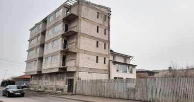Construcție nefinalizată, abandonată de ani de zile, pe strada Petru Cercel din Constanţa. "Pare o clădire părăsită" - 2