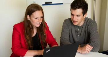 Stire din Social : AI-ul nu palpează, nu consultă, nu salvează! Cât de gravă este autodiagnosticarea online