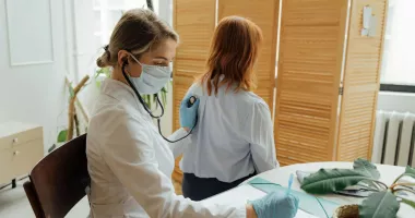 Stire din Social : Fraude în Sănătate. Furnizorii de servicii medicale din Constanța, verificați la sânge