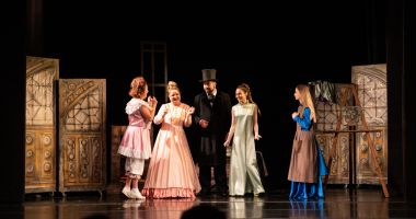 Stire din Cultură-Educație : La Teatrul „Căluțul de Mare”, spectacolul „Cenușăreasa” se joacă cu casa închisă