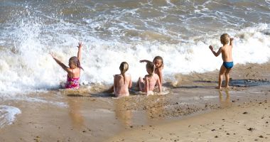 Stire din Sănătate : Puneți-le copiilor slip la plajă! Riscați ca ei să dezvolte diferite infecţii genitale
