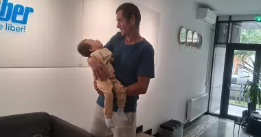 Destin crud pentru un băiețel din Constanța. Eduard luptă zilnic cu afecțiuni severe