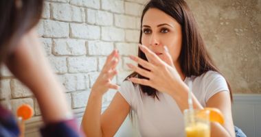 Stire din Sănătate : Simțiți că v-ați pierdut vocea? Nu ignorați simptomele afectării corzilor vocale!