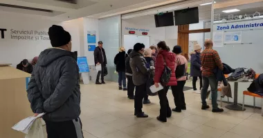 Bătrâni epuizați pentru reducerea taxei de salubrizare. Cozi infernale la SPIT Constanța - 2