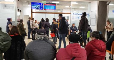 Stire din Social : GALERIE FOTO. De necrezut! Constănțenii au luat cu asalt ghișeele SPIT, pentru  a-și plăti taxele și impozitele