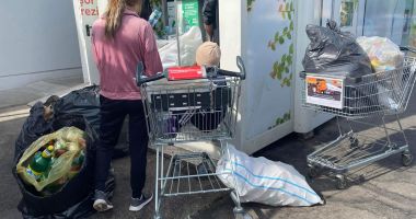Oamenii străzii acaparează aparatele de reciclare! "Se ceartă cu toți și devin agresivi" - 3