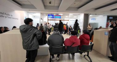 GALERIE FOTO. De necrezut! Constănțenii au luat cu asalt ghișeele SPIT, pentru  a-și plăti taxele și impozitele - 2