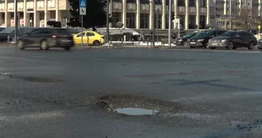 Stire din Social : Slalom printre gropi în Constanța, după zilele de ger. Carosabilul a cedat pe bulevardele intens circulate