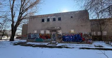 Stire din Social : Ruina care sperie un cartier întreg! Fosta Creșă nr. 6 de pe Aleea Topolog, uitată de autorități