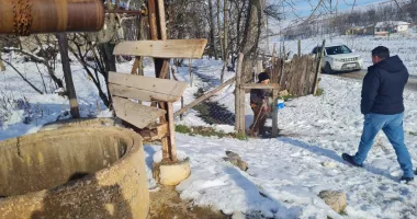 Apa, un lux în 2026! Sătenii din Cuiugiuc o cară cu găleata de la cișmeaua aflată la cinci kilometri - 2