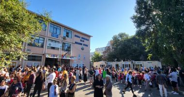 Capul neplecat a fost "secerat". Directorul Școlii 30, demis în scandalul containerelor pentru elevi - 2