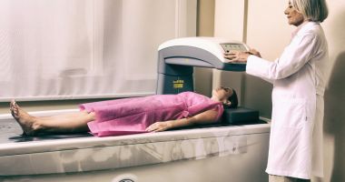 Stire din Sănătate : Măsurarea densităţii osoase vă ajută la stabilirea diagnosticului de osteoporoză
