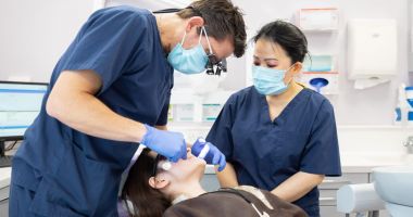 Conducerea Colegiului Medicilor Stomatologi ţine cu "dinţii" de fotoliu - 2