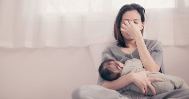Stire din Sănătate : Depresia postnatală și semnele care te îndeamnă să ceri ajutor