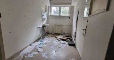 De la saloane pline, la pereți dărâmați. O fostă secție medicală, abandonată pe Aleea Portului - 6