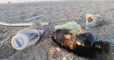 Agenţi economici sancţionaţi de poliţiştii locali deoarece aruncau deșeuri pe plajă - 2