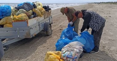 Stire din Eveniment : Agenţi economici sancţionaţi de poliţiştii locali deoarece aruncau deșeuri pe plajă