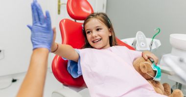 Stire din Sănătate : Îngrijirea danturii copiilor pune accent şi pe îndepărtarea plăcii bacteriene