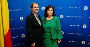 Stire din Cultură-Educație : Doi profesori constănțeni, declarați directorii anului, datorită luptei cu abandonul școlar